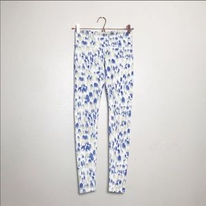 ALO Yoga white patterned leggings